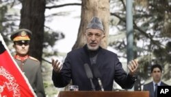 Tổng thống Afghanistan Hamid Karzai trong một cuộc họp báo tại dinh tổng thống ở thủ đô Kabul, ngày 18/10/2012