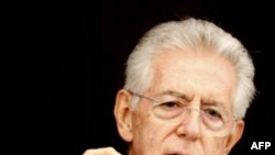 Thủ tướng Ý Mario Monti nói chuyện với báo chí ở Rome, Chủ Nhật 4/12/2011