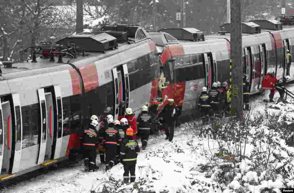 Nh&acirc;n vi&ecirc;n cứu hộ &Aacute;o tại địa điểm xảy ra tai nạn đường sắt gần thủ đ&ocirc; Vienna. (Reuters)