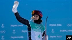 Eileen Gu, moun peyi La Chin, salye fanatik yo apre konpetisyon Ski Atistik la nan Jezolenpik Ive 2022 yo, Madi 8 Fevriye 2022. 