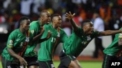 Các cầu thủ Zambia ăn mừng chiến thắng khi hạ Côte d'Ivoire 8-7 trong loạt đá 11 mét luân lưu