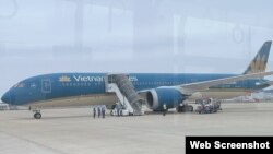 Máy bay của Vietnam Airlines đậu tại sân bay Fukuoka, Nhật, để kiểm tra an ninh sau khi bị dọa bắn, ngày 5/1/2022. Photo by VNExpress.