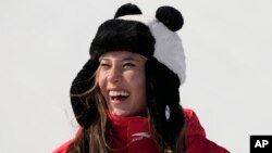 Eileen Gu, ki pran meday lo a nan freeski halfpipe la selebre pandan seremoni remiz meday la nan Jezolenpik Ive Peken yo, 18 Fevriye 2022. 