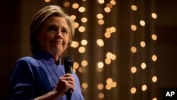 Bà Hillary Clinton đã mạnh mẽ kêu gọi Cục Điều tra Liên bang công bố "đầy đủ toàn bộ dữ kiện" về quyết định mới đưa ra.