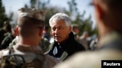 Bộ trưởng Quốc phòng Hoa Kỳ Chuck Hagel thăm các binh sĩ Mỹ tại Afghanistan.