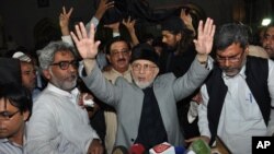 Giáo sĩ Tahir ul Qadri chào những người ủng hộ sau khi đến Lahore, 23/6/14