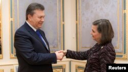 Trợ lý Bộ trưởng Ngoại giao Mỹ Victoria Nuland và Tổng thống Ukraina Viktor Yanukovych tại Kiev, ngày 6/2/2014.