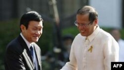 Tổng thống Philippines Benigno Aquino III (phải) tiếp Chủ tịch nước Việt Nam Trương Tấn Sang tại Dinh Malacanang ở Manila, hôm 26/10/2011