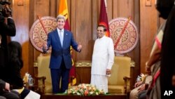 Ngoại trưởng Hoa Kỳ John Kerry (trái) dự cuộc hội đàm với Tổng thống Sri Lanka Maithripala Sirisena tại dinh tổng thống ở Colombo, Sri Lanka, 2/5/15