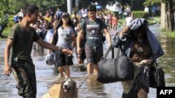 Binh sĩ Thái Lan giúp đỡ người dân sơ tán tại khu vực Nawa Nakhon ở vùng ngoại ô Bangkok, ngày 18/10/2011