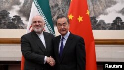 Bộ trưởng Ngoại giao Trung Quốc Vương Nghị bắt tay người đồng cấp của Iran Mohammad Javad Zarif trong một cuộc hội kiến tại nhà khách Điếu Ngư Đài ở Bắc Kinh, Trung Quốc, ngày 31 tháng 12, 2019.