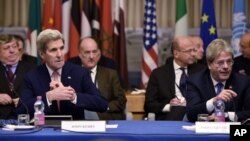 Ngoại trưởng Mỹ John Kerry (phía trước bên trái) và Bộ trưởng Ngoại giao Italia Paolo Gentiloni (phía trước bên phải) tham gia vào một hội nghị quốc tế về Libya tại Bộ Ngoại giao ở Rome, ngày 13/12/2015.