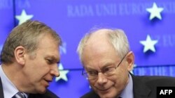 Chủ tịch thường trực của Liên Hiệp Châu Âu Herman van Rompuy (phải) và Thủ tướng Bỉ Yves Leterme tại cuộc họp báo của Hội nghị Thượng đỉnh EU ở Brussels, ngày 28/10/2010