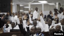 Senatè ayisyen yo pandan yon vòt nan Gran Kò a, Foto: 13 fevriye 2016. REUTERS/Andres Martinez Casares.