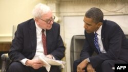 Nhà đầu tư tỷ phú Warren Buffett, trái, và Tổng thống Hoa Kỳ Barack Obama