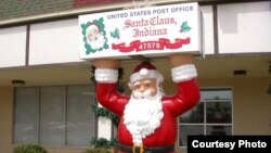 Bưu điện ở Santa Claus, Indiana, nơi những bản nhạc Giáng Sinh được chơi 12 tháng một năm, và nhiều người để nguyên những trang trí lễ Giáng Sinh suốt năm trong nhà