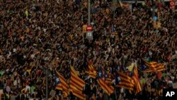 Người biểu tình mang cờ Catalonia độc lập ở quảng trường Đại học trong cuộc đình công một ngày ở Barcelona, Tây Ban Nha, hôm thứ Ba 3/10/2017