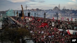 İstanbul’un tarihi merkezinde bugün “Şehitlerimize rahmet, Filistin'e destek, İsrail'e lanet” sloganlı miting düzenlendi.