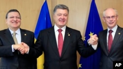 Tổng thống Ukraine Petro Poroshenko (giữa) chụp hình cùng Chủ tịch Ủy ban châu Âu Jose Manuel Barroso (trái) và Chủ tịch Hội đồng châu Âu Herman Van Rompuy tại Brussels, 27/6/2014