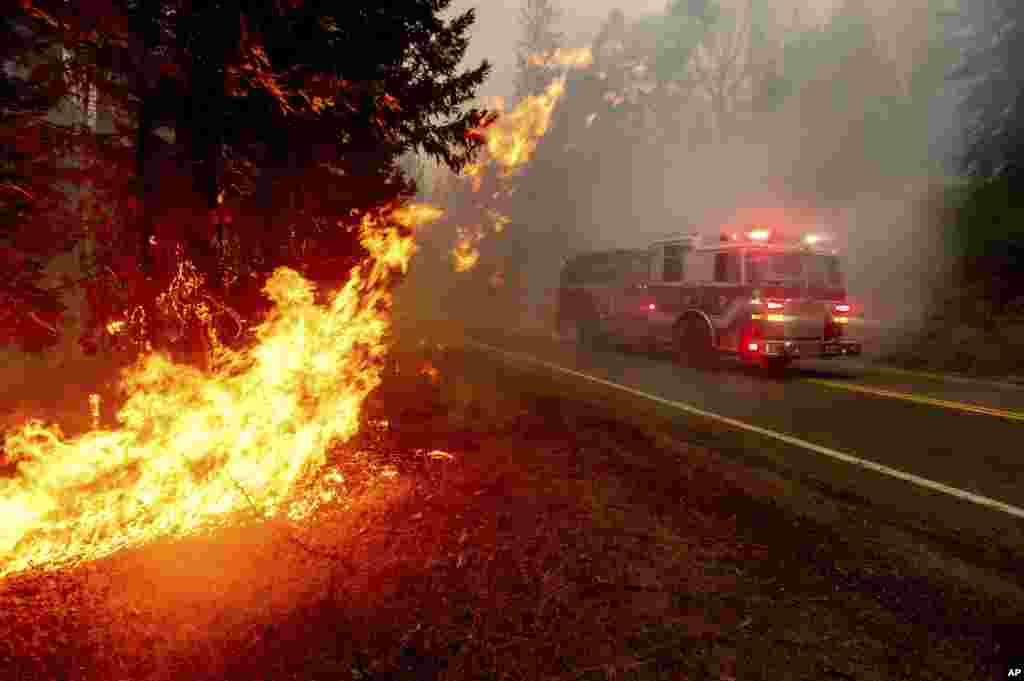 California eyaletindeki Fresno County&#39;de itfaiye ekipleri yangın söndürme çalışmalarına katılıyor, 7 Eylül 2020.&nbsp;