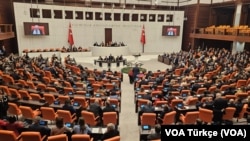 Hükümet cephesi Suriye’de PKK’nın uzantısı olduğu gerekçesiyle PYD-YPG yapılanmasına karşı “terörle mücadele” mesajını verirken; CHP’den de “ulusal güvenlik tehdidi varsa operasyon olur” desteği geldi. 