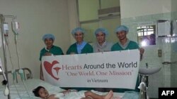 Hearts Around the World hỗ trợ y bác sĩ ở bệnh viện Chợ Rẫy