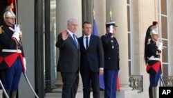 Thủ tướng Israel Benjamin Netanyahu (trái) và Tổng thống Pháp Emmanuel Macron, tại Paris, ngày 16/7/2017.