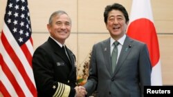 Thủ tướng Nhật Bản Shinzo Abe (phải) bắt tay Đô độc Harry Harris (L), chỉ huy Bộ Tư lệnh Thái Bình Dương của Quân đội Mỹ, khi ông Harris thực hiện chuyến thăm đáp lễ tới dinh thủ tướng ở Tokyo, Nhật Bản, ngày 16 tháng 11, 2017.