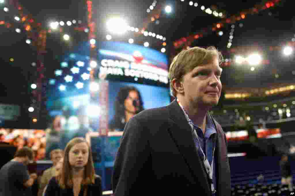 Jim Messina, gi&aacute;m đốc chiến dịch tranh cử của Tổng thống Obama, đi lại trong kh&aacute;n ph&ograve;ng tại Đại hội. 3 th&aacute;ng 9, 2012.