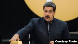 Tổng thống Venezuela, Nicolas Maduro, bên 12kg vàng.