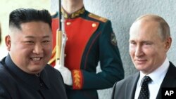 Tổng thống Nga Vladimir Putin (phải) và lãnh đạo Triều Tiên Kim Jong Un (trái).