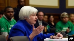 Bà Yellen nói mặc dù rủi ro tăng, có phần chắc Qũy Dự trữ Liên bang sẽ không cần phải đảo ngược quyết định tăng lãi suất hồi tháng 12 và cắt giảm lãi suất thêm một lần nữa.