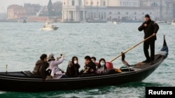 Du khách đeo khẩu trang đi xuồng gondola, sau khi hai trường hợp nhiễm virus corona được phát hiện ở Ý, Venice, Ý, ngày 31 tháng 1, 2020.