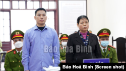 Bà Cấn Thị Thêu và con trai, Trịnh Bá Tư, tại phiên toà phúc thẩm ở Hoà Bình hôm 24/12. Hai mẹ con bà bị tuyên y án mỗi người 8 năm tù vì lên tiếng cho quyền đất đai của người dân làng Đồng Tâm sau vụ xung đột đẫm máu giữa chính quyền và người dân hồi đầu năm 2019.