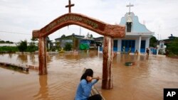 Dân chúng Campuchia dùng thuyền để di chuyển trong vùng bị nước lụt