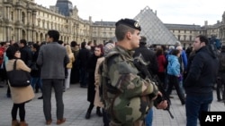 Binh sĩ Pháp canh gác phía trước bảo tàng Louvre ở Paris, ngày 16 tháng 11, 2015.