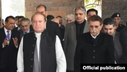 وزیراعظم نواز شریف پاکستانی کشمیر کے وزیر اعظم کے ہمراہ (فائل فوٹو)