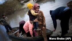 Asi Nehri'nden sınırı derme çatma sandallarla geçerek Hacıpaşa köyünden Türkiye'ye giriş yapan Suriyeli sığınmacı ailesi (2012)