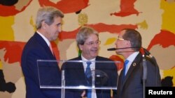 Ngoại trưởng Ý Paolo Gentiloni (giữa), Ngoại trưởng Mỹ John Kerry (trái) và đặc phái viên Liên Hiệp Quốc về Libya Martin Kobler trong một cuộc họp báo chung sau hôi nghị quốc tế về Libya tại Bộ Ngoại giao Ý ở Rome, ngày 13 tháng 12, 2015.