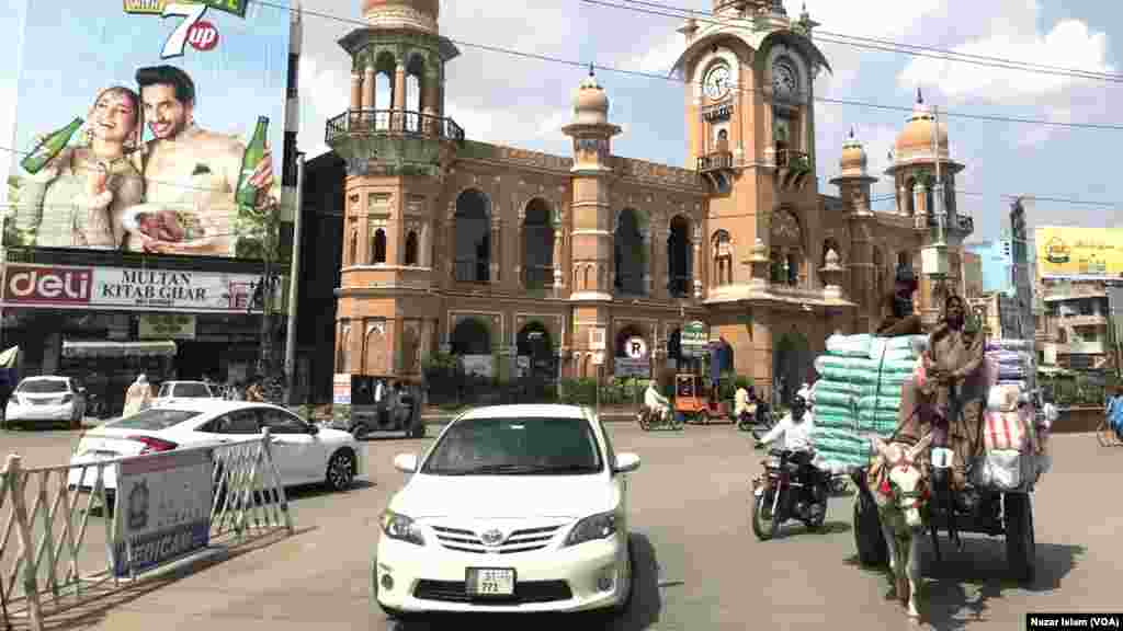 ملتان کا قديم گھنٹہ گھر بہت سے تاریخی واقعات اور&nbsp; زمانے کے اتارچڑھاو کا گواہ ہے۔ گھنٹہ گھر اب بھی سياحوں کی توجہ کا خاص مرکز ہے۔