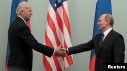 Tổng thống Nga Vladimir Putin bắt tay ông Joe Biden khi ông Biden còn là Phó tổng thống Hoa Kỳ vào tháng 3/2011.