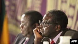 Tổng thống Zimbabwe Robert Mugabe (phải) và Thủ tướng Morgan Tsvangirai tại Harare, ngày 11 tháng 11, 2011