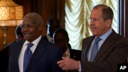 Ngoại trưởng Nga Sergey Lavrov (phải), và Ngoại trưởng Uganda Sam Kutesa tại Moscow, ngày 12 tháng 5, 2014.