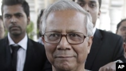 Bangladeshi Nobel laureate Muhammad Yunus arrives in court for a hearing in Dhaka March 7, 2011. Yunus, 70, is challenging his removal by the central bank on the grounds that
he had overstayed as head of Grameen operations in violation of
the law.The 