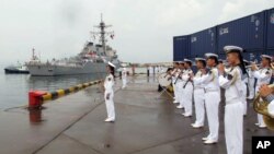 Khu trục hạm mang hỏa tiễn điều hướng USS Benfold của Mỹ cập cảng Thanh Đảo, tỉnh Sơn Đông, Trung Quốc, 8/8/2016.