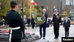 Ngoại trưởng Hoa Kỳ John Kerry đến đặt vòng hoa tại Đài tưởng niệm chiến tranh ở Ottawa, Canada, 28/10/14