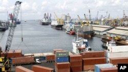 Ảnh minh họa: Công nhân dỡ các container tại cảng Tanjung Priok ở Jakarta, Indonesia.