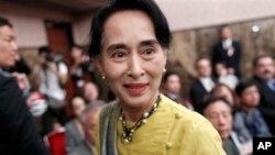 Lãnh tụ dân chủ Miến Ðiện Aung San Suu Kyi sau một cuộc họp báo ở Tokyo, ngày 17/4/2013. 