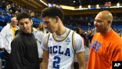 Cầu thủ sinh viên LiAngelo Ball (bìa trái).