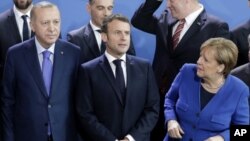 Cumhurbaşkanı Recep Tayyip Erdoğan, Fransa Cumhurbaşkanı Emmanuel Macron ve Almanya Başbakanı Angela Merkel bir telefon görüşmesi yaptılar. 